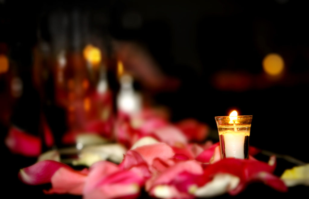 Formation massage et stage tantriquetherapist pouring oil before massage treatment at the spa.